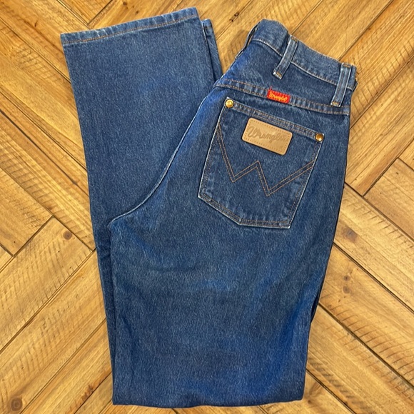 Woman’s Wrangler Jeans - Picture 4 of 9